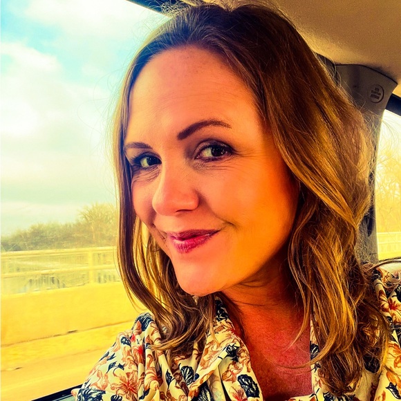 Meet your Posher, Lindsay - Picture 2 of 2